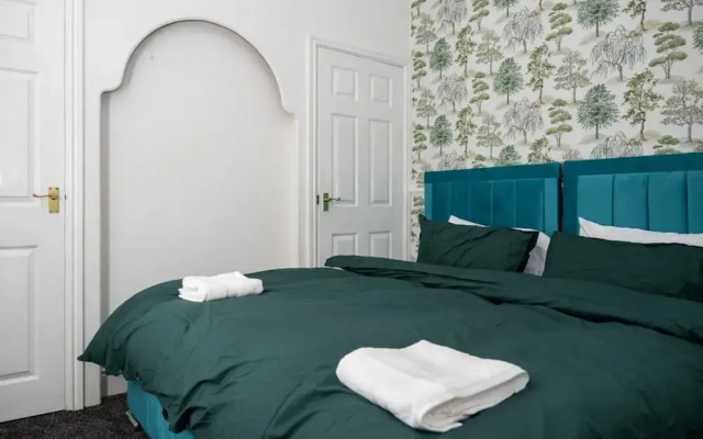 4-bedroom- Stoke-on-trent Sleeps 8- pet Friendly