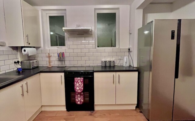 Comfy and Spacious 5-bed House in Cambridge
