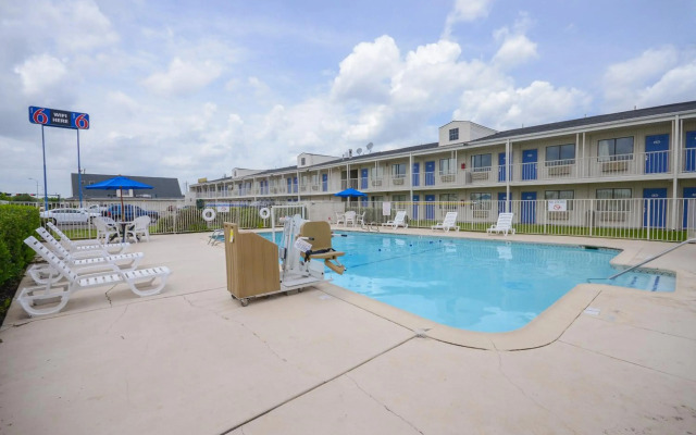 Motel 6 Webster, TX - Houston - Nasa Lake