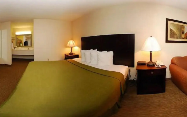 Quality Inn Russellville I-40