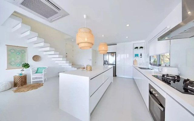 8BR Luxury Villa steps to Beach