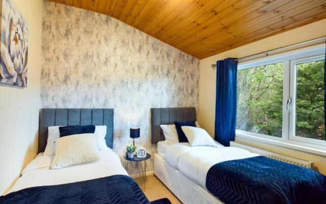 3 Bedroom Lakeview Lodge - Ensuite & Balcony Deck