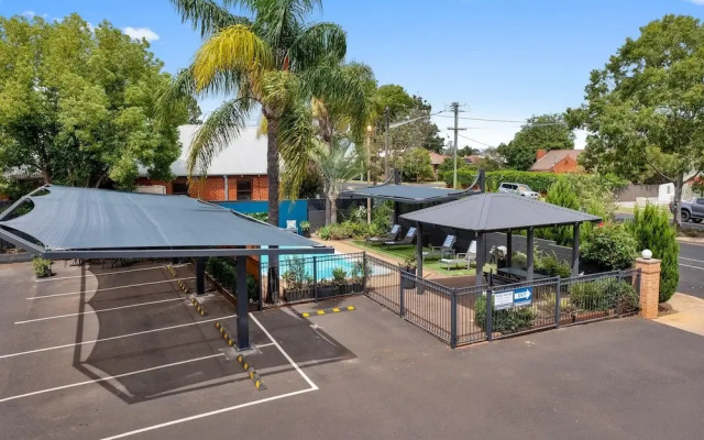 Bluegum Dubbo by Travellers