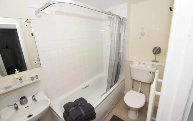 Cosy 2 Bedroom Flat Close to City Centre