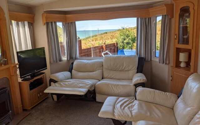 Charming 3-bed Caravan Cymtydu