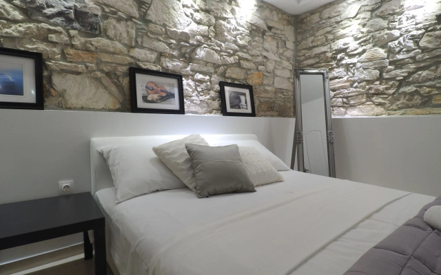 Captain Emo City Apartments