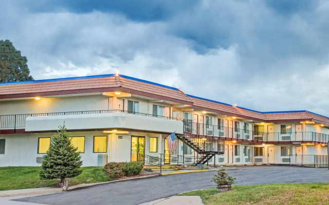 Knights Inn Aurora