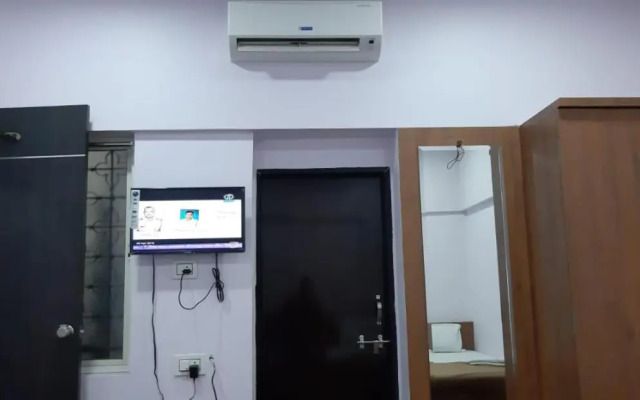 Rajhuns Deluxe Lodging