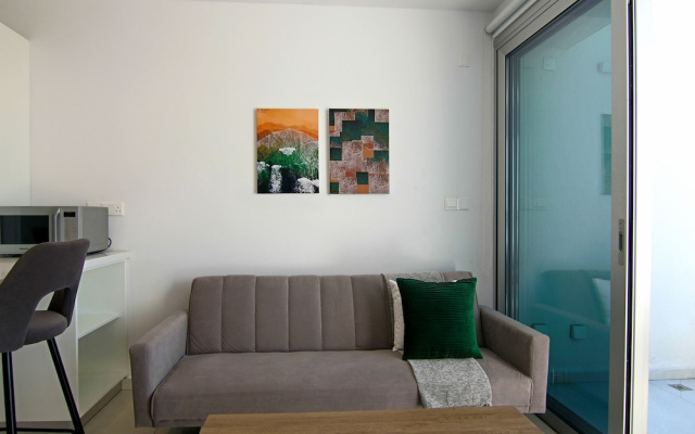 Phaedrus Living: Seaside Executive Flat Harbour 203