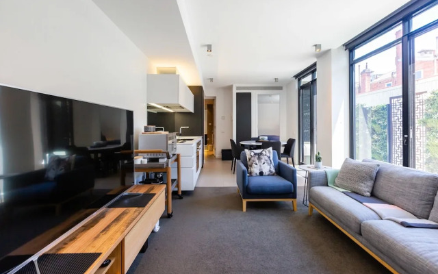 Rosa, 2BDR Richmond Apartment