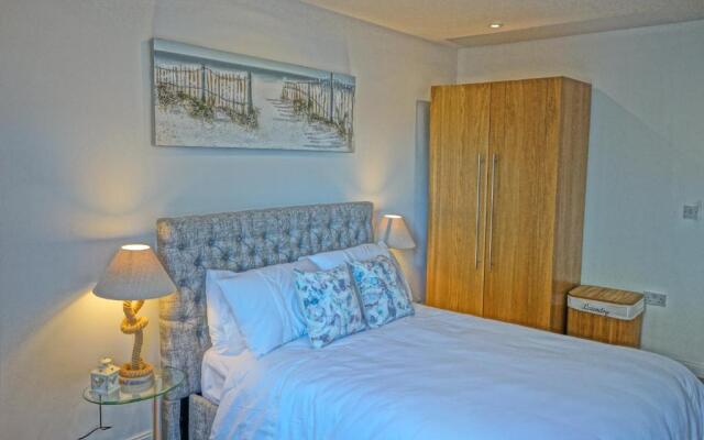 Penthouse Swansea Marina City Centre 100m from Beach