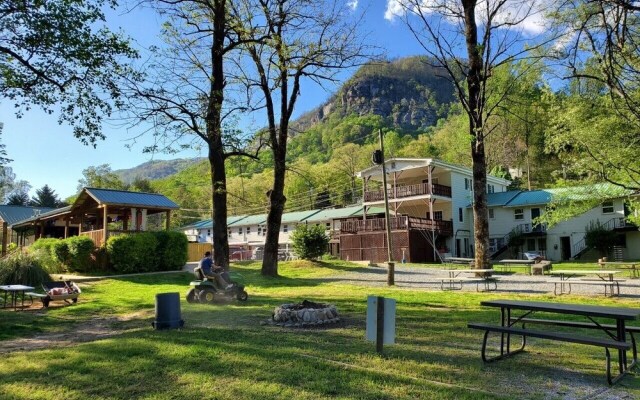 Geneva Hotel & Tiki Bar