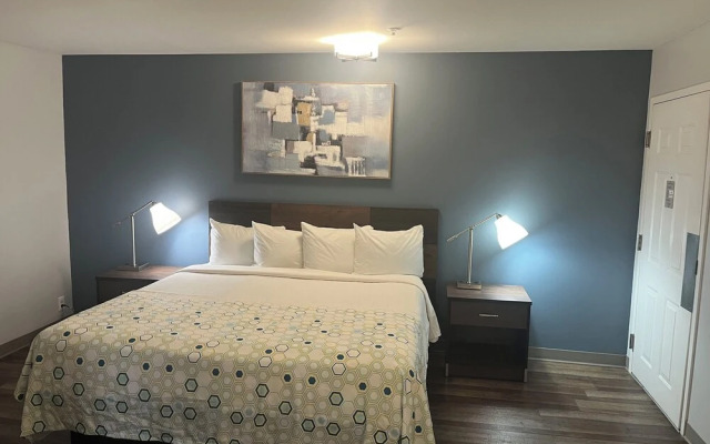 HomeTowne Studios & Suites by Red Roof Charlotte - Ballantyne