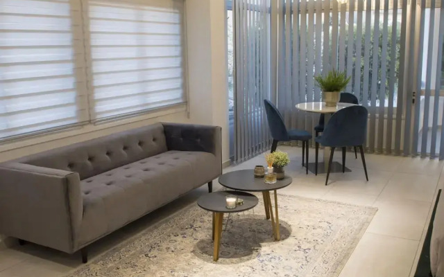 96 Nic1 - Stay Glam Skin Studio