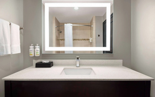 La Quinta Inn & Suites by Wyndham Gonzales LA