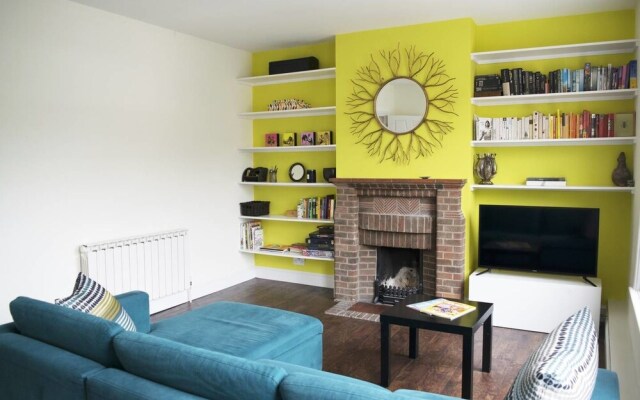 Trendy 2BR Home in Heart of Chiswick, 4 Guests!