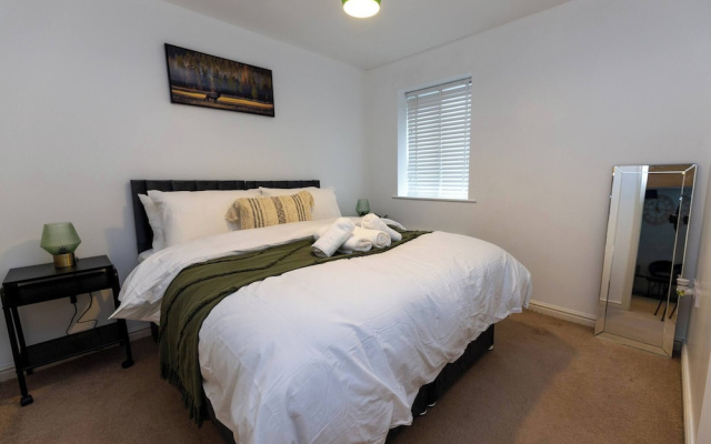 Charming 5-bedroom Townhouse in Central Gloucester