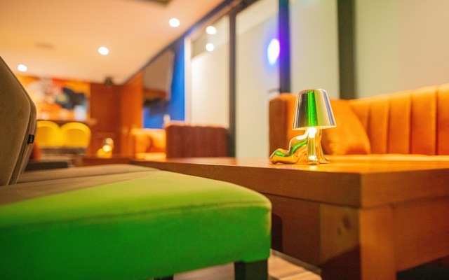 The Six Apparthotel