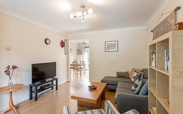 Beautiful 3 Bed House W Patio 10 Mins to Excel