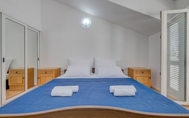 Spacious apartment Zvone with 3 balconies and parking