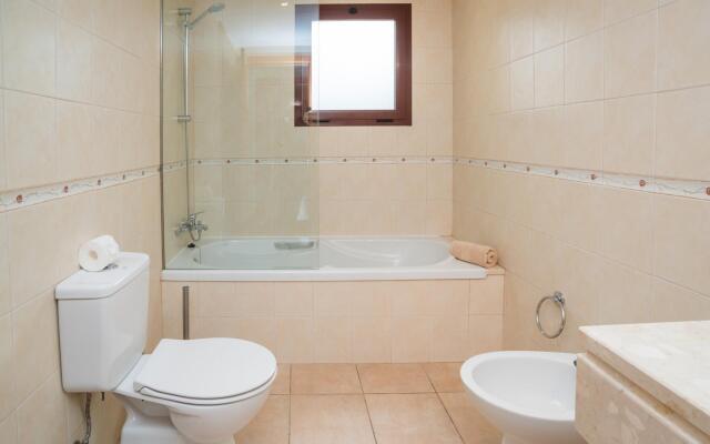 Traditional Townhouse in Vila Sol by Ideal Homes