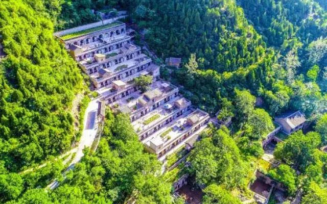 Mount Yunqiu Yaodong Courtyard