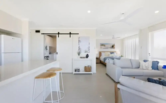 Beachfront Studio With Balcony & Stunning Views