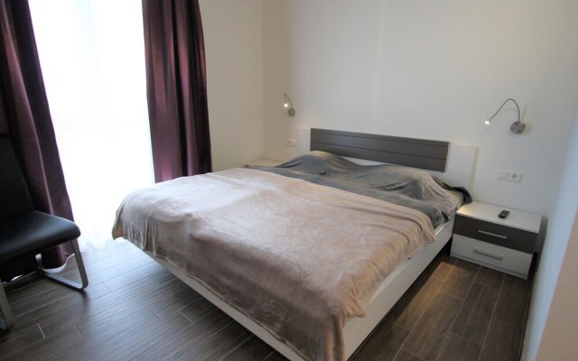 Contemporary Apartment With Ski Storage, Parking, Heating