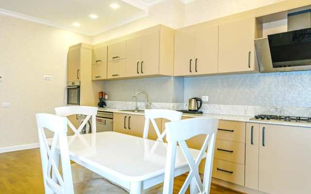 VIP Apartment in Buta palace 703