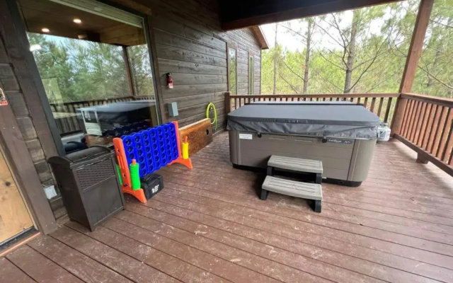 Serenity Pines-3bd/2bth, Sleeps 8, Hot tub+Arcades