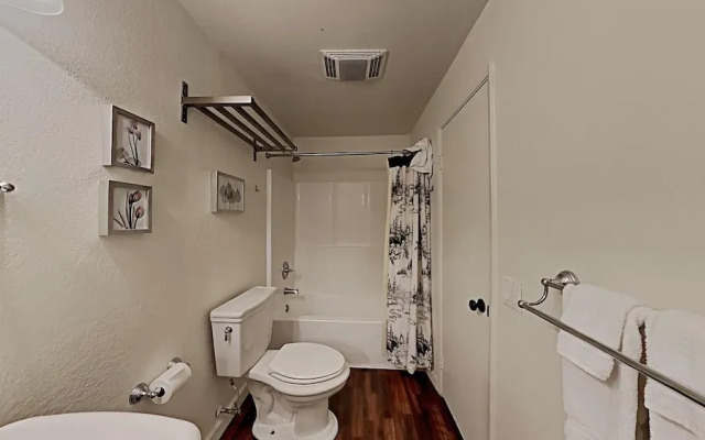 Spacious 2 Bedroom Home with Pool, 3 Hot Tubs, Sauna! by RedAwning