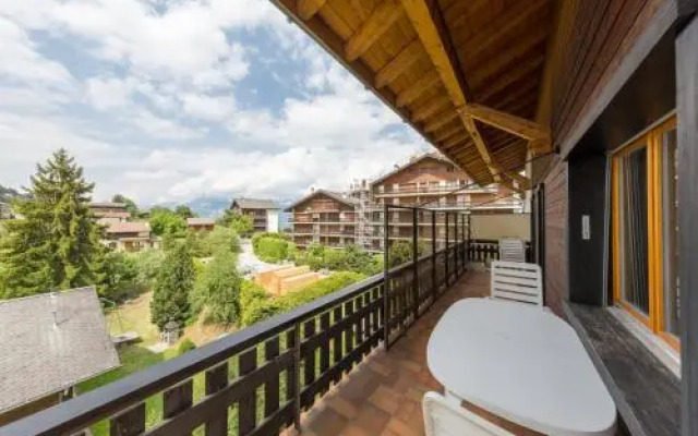 Les Ecluses 15 in front of ski lift swimming pool