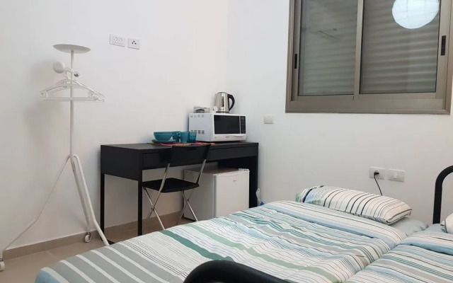 Private Bed and Bathroom in Netanya