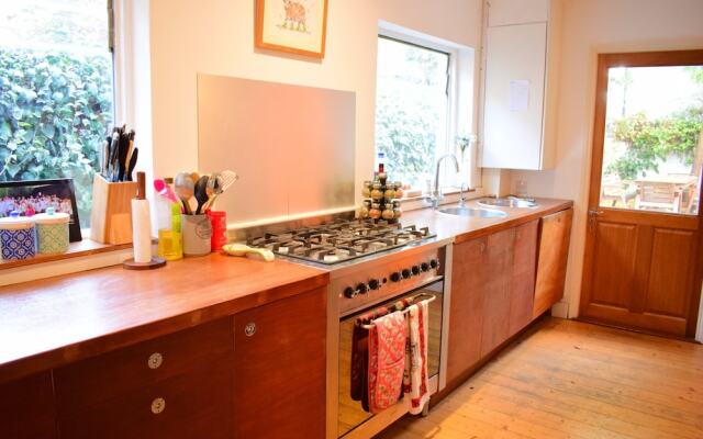 1 Bedroom Home With Private Garden in Barons Court