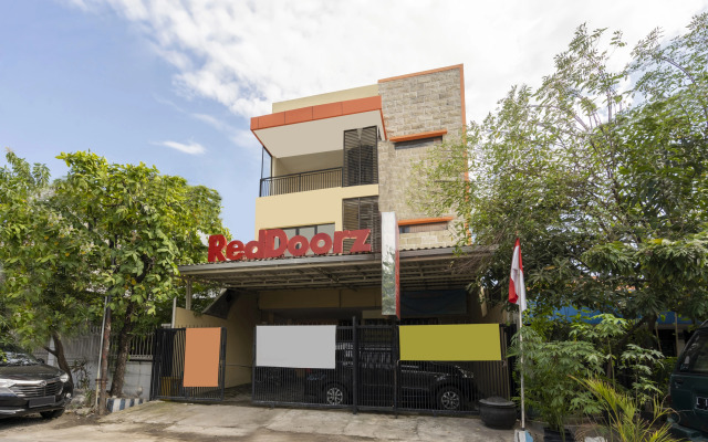 RedDoorz Syariah near Airlangga University Campus B