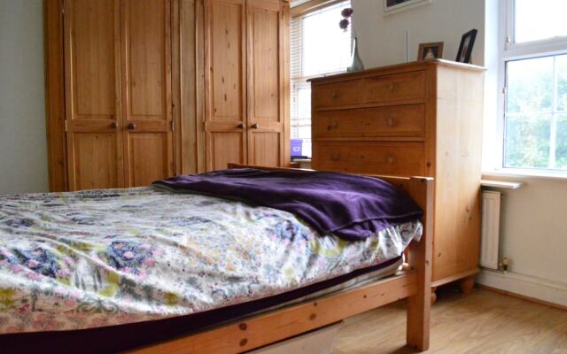 3 Bedroom Family Home Near The DLR