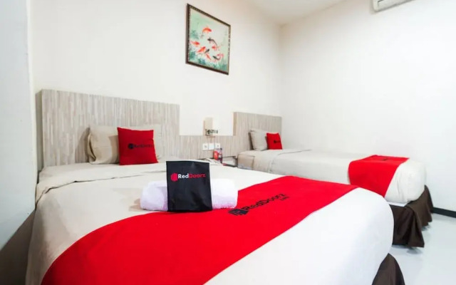 Reddoorz Plus Near Karebosi Area 3