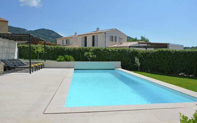 Vibrant Villa in Malaucène With Private Garden