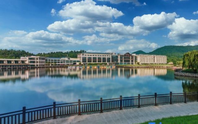 Nanjing Ziqing Lake Hot Spring Resort (Wildlife World)