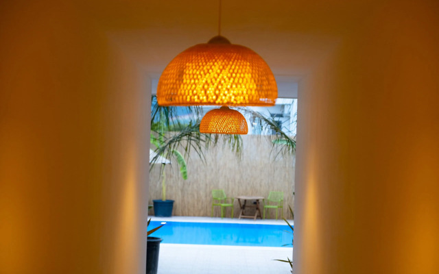 Esquire Hotel & Lounge