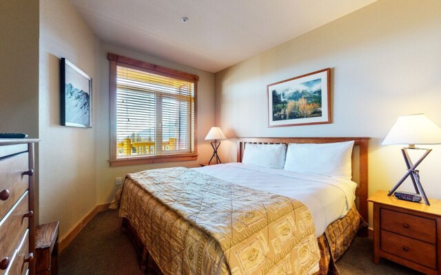 Sunstone 209 Ski-In Ski-Out, Gorgeous Mountain Views, Heated Pool Jacuzzi by RedAwning