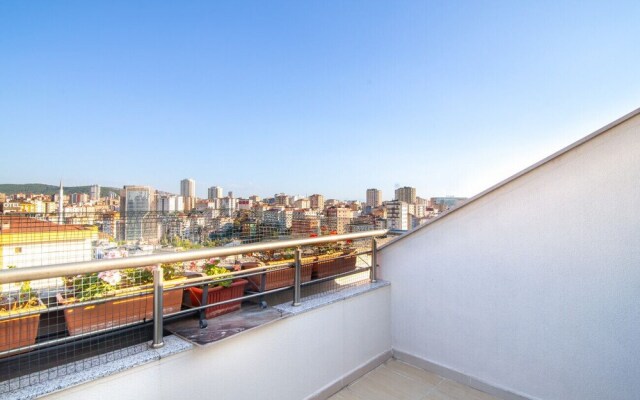 Central Flat in Atasehir With Terrace and Balcony