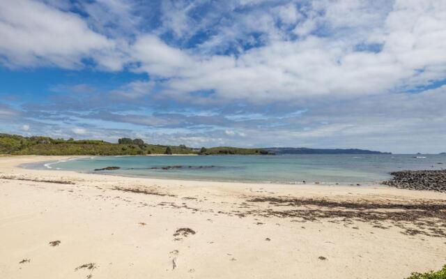 Tapuaetahi Beachfront Studio - Downstairs Self-Contained Holiday Unit