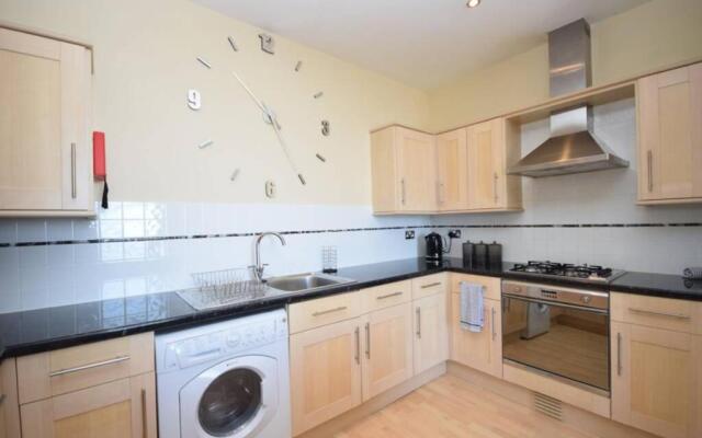 Spacious 3 bedroom Beachfront property with amazing sea views!