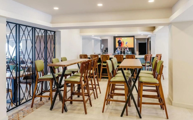 Olivia Palm Hotel