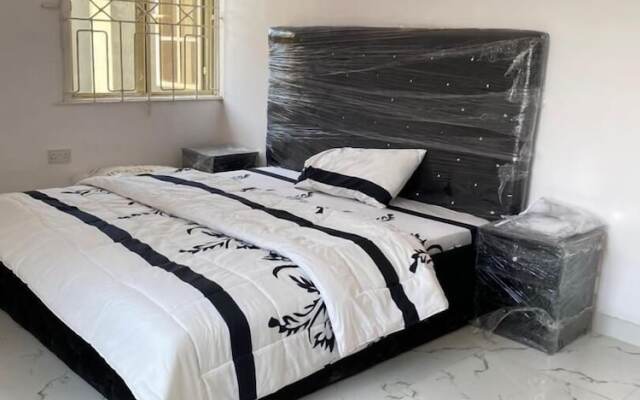 Inviting 8 Bed House in Lekki