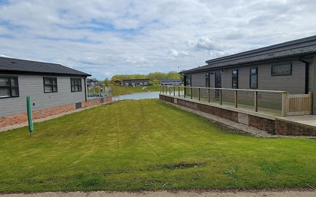Luxury 2-bed Lodge in Routh, Sleeps 4 With Hot Tub