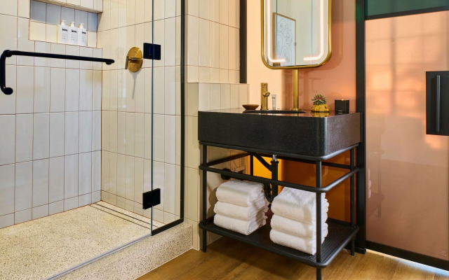 Hollywood Volume, a Tribute Portfolio Hotel