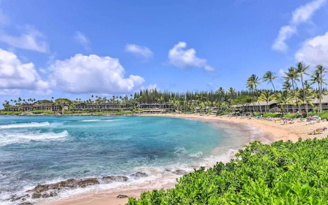 Bright & Airy Lahaina Condo - Walk to Beach!