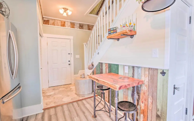 Bright Texas Retreat Near Pleasure Pier & Beach!